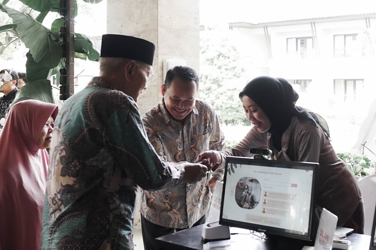 Tamu menikmati proses registrasi digital yang praktis
